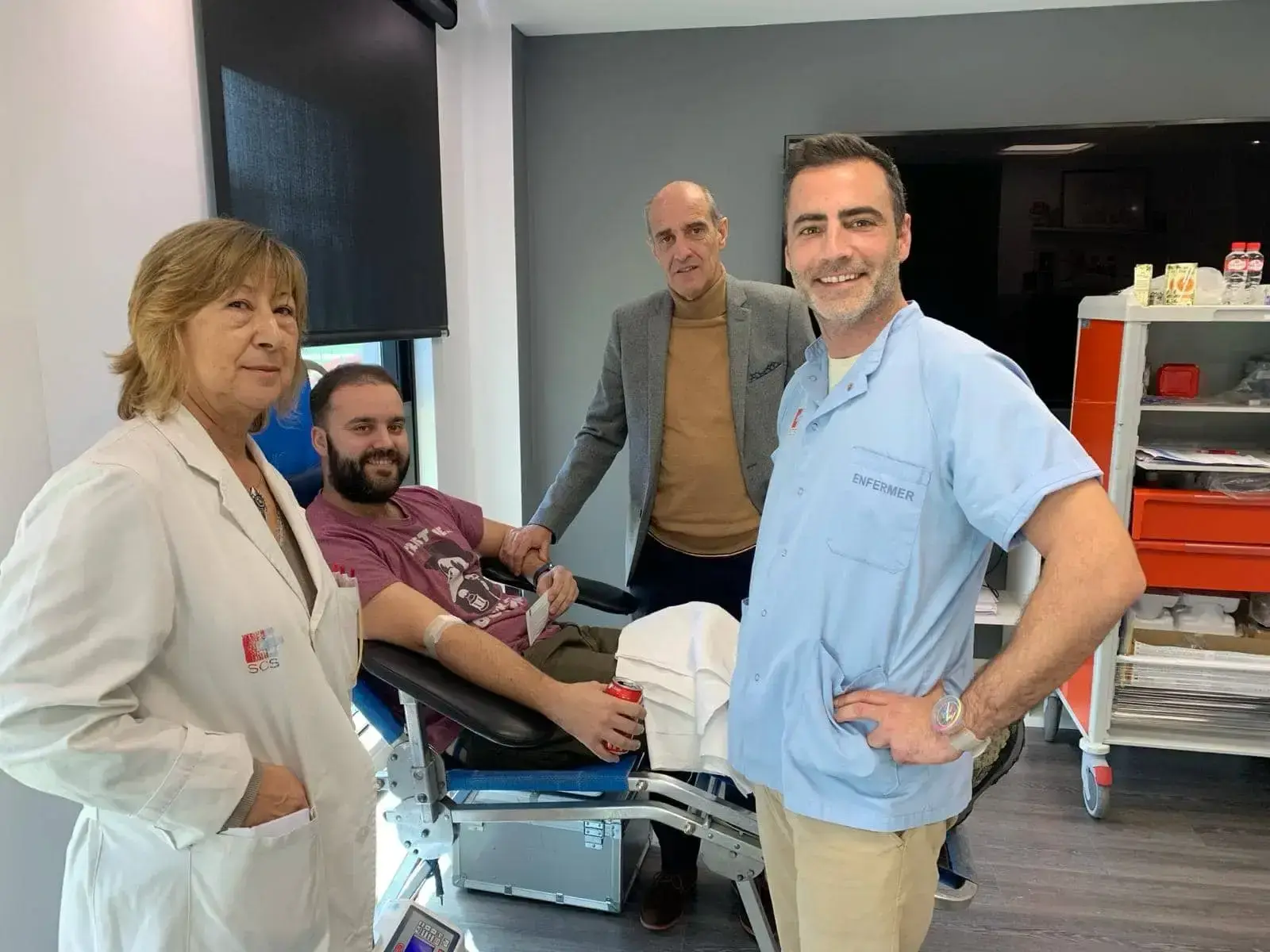 Donante de sangre y enfermeros en sede Polanco