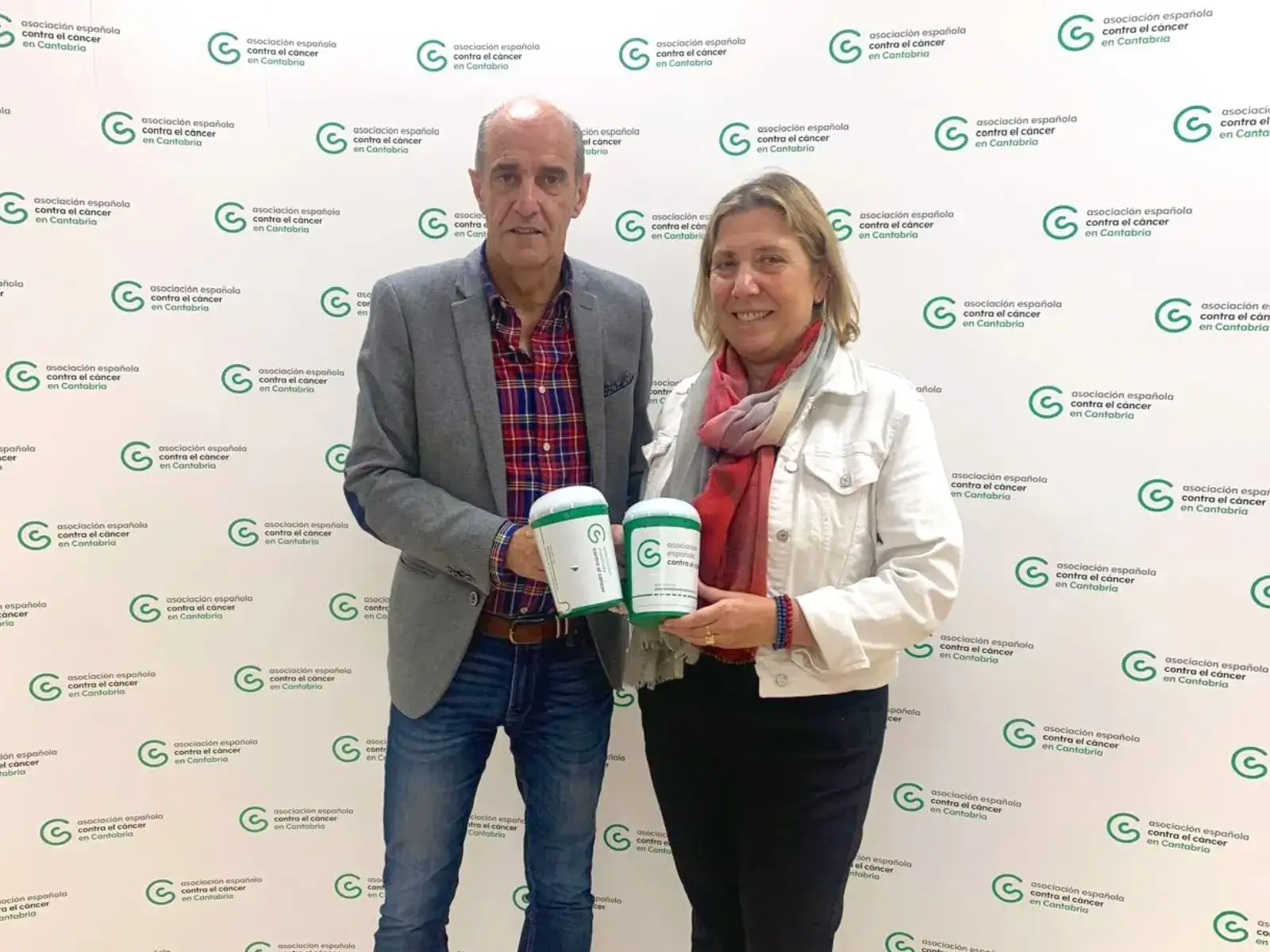 Foto con huchas para recaudación aecc