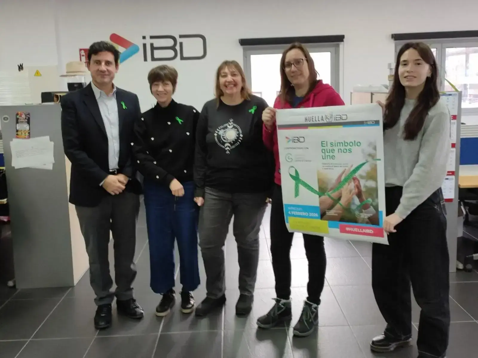 Foto con cartel Día Mundial del Cáncer